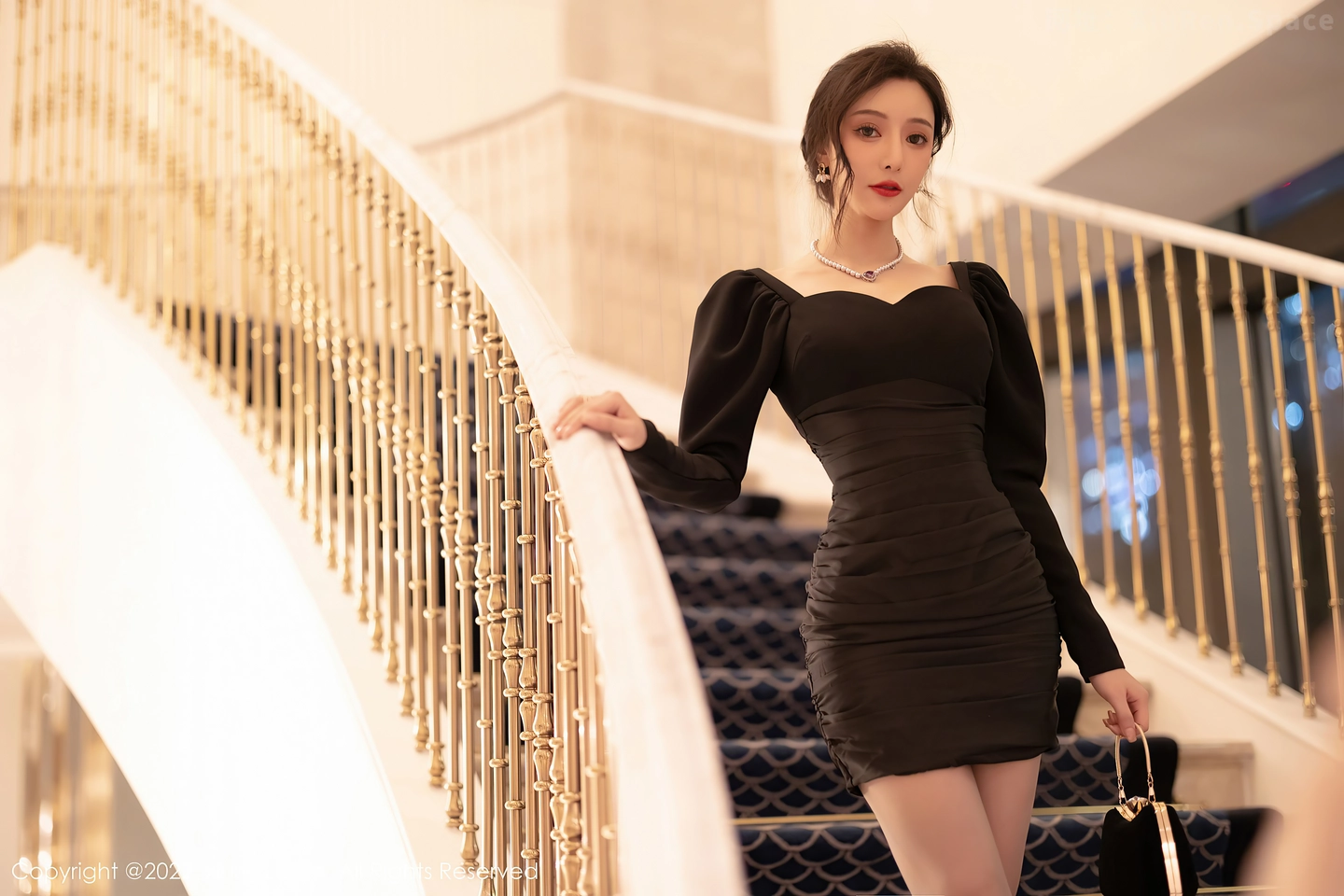 图片[3]-[XiuRen秀人网] VOL.5251 女神王馨瑶yanni厦门旅拍脱连衣裙露性感黑色蕾丝内衣诱惑写真86P-秀人网官方网站